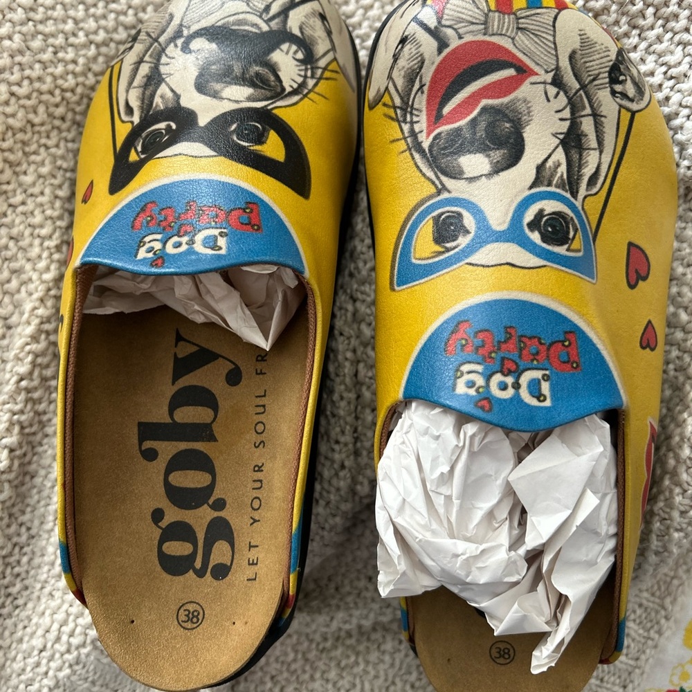 Gobi clog featuring dogs wearing cute glasses, size 7 shoes